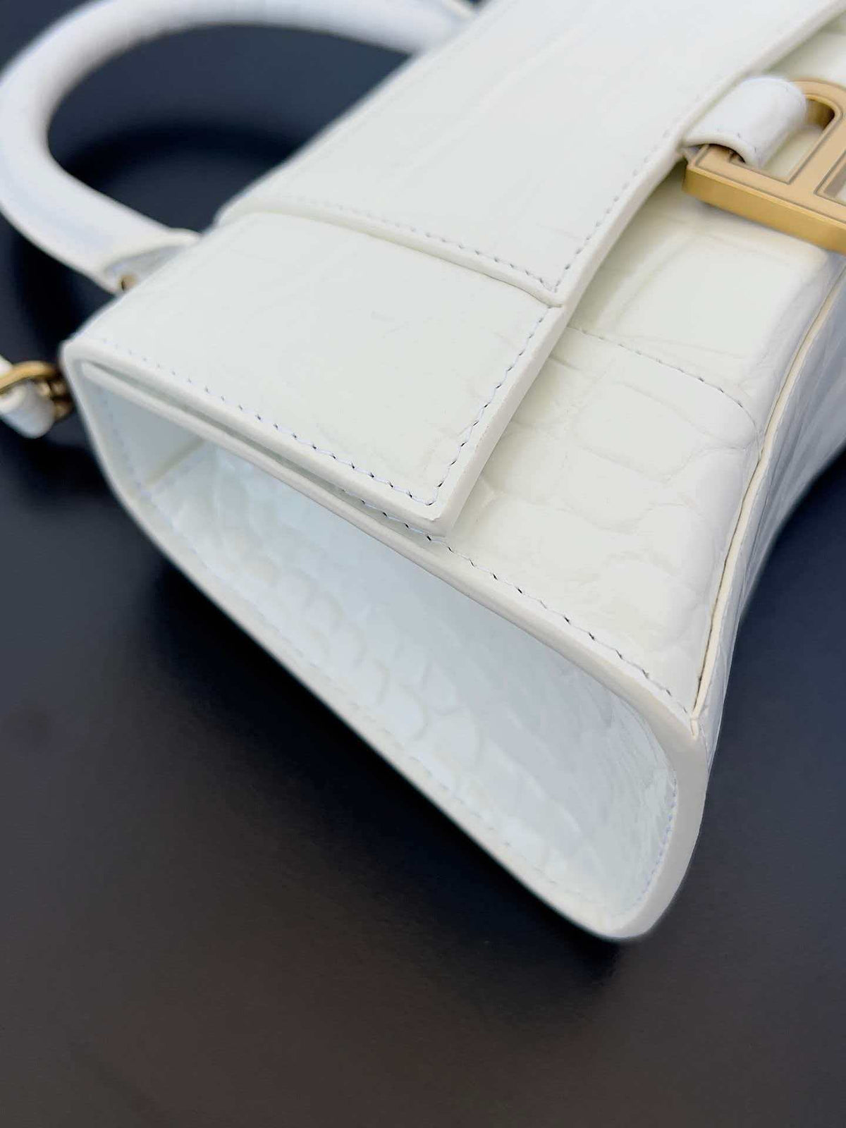 Crocodile patterned white gold buckle shoulder bag