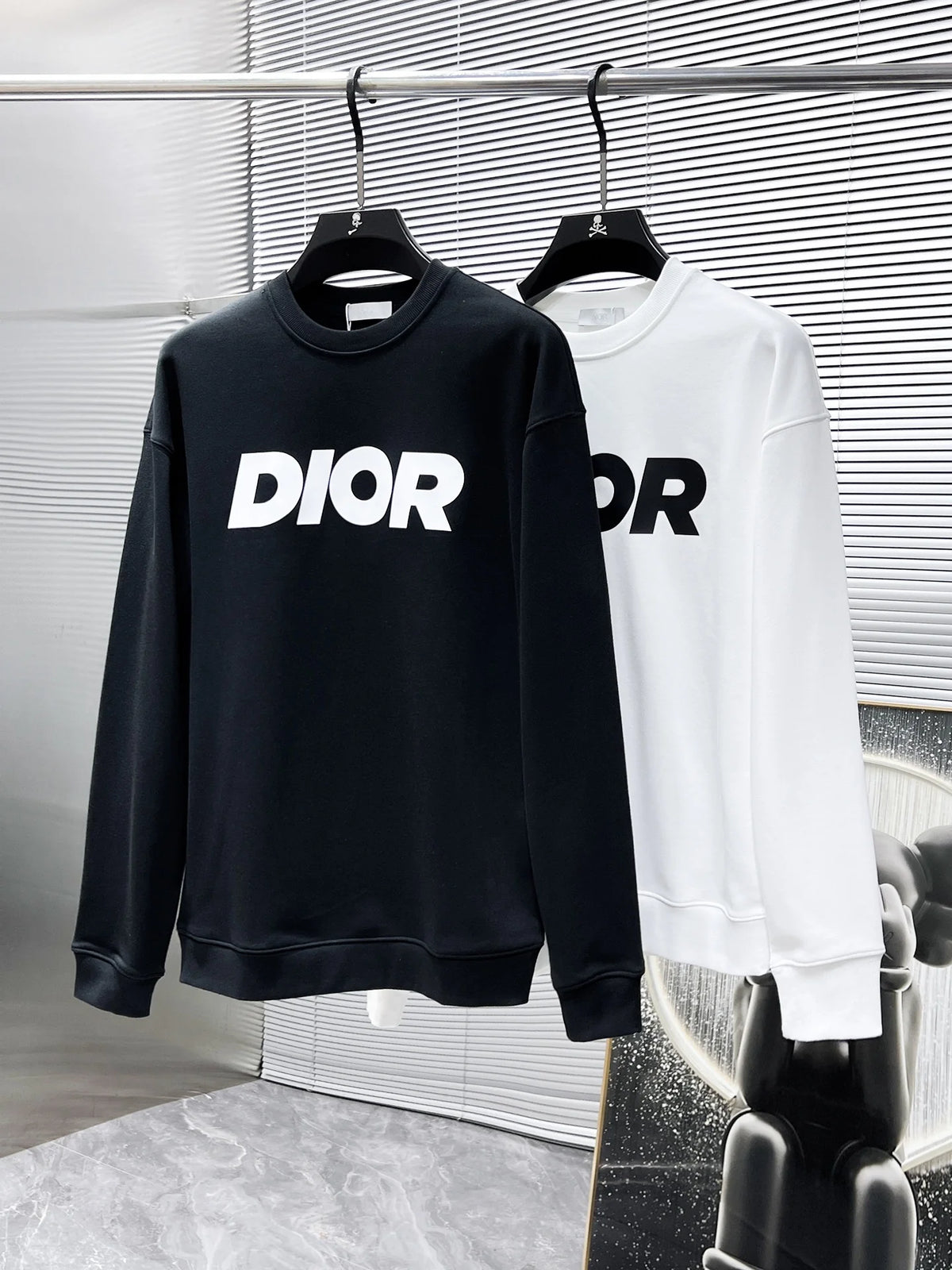 New long sleeved round neck sweatshirt