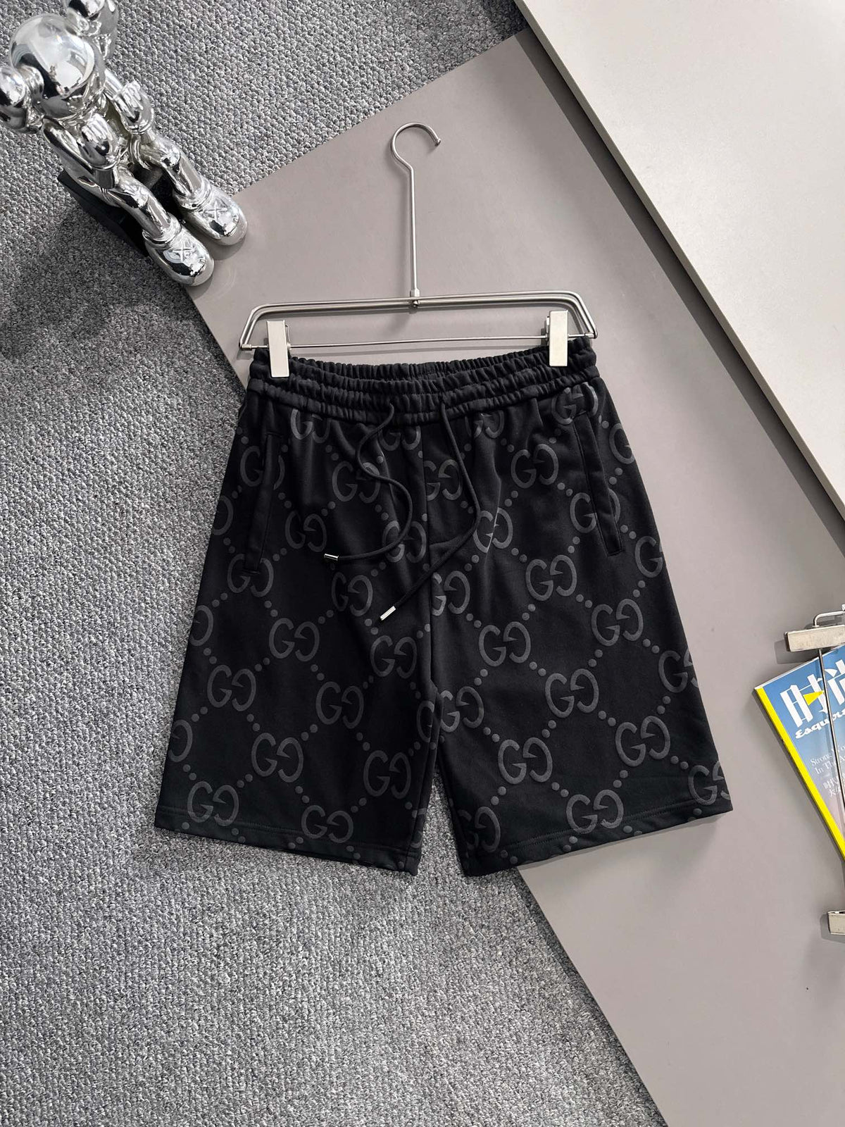 Plucked two letter logo casual shorts