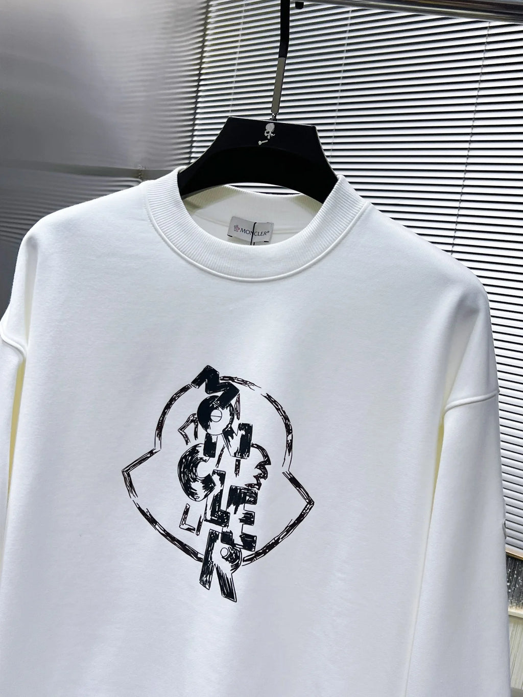 New long sleeved round neck sweatshirt