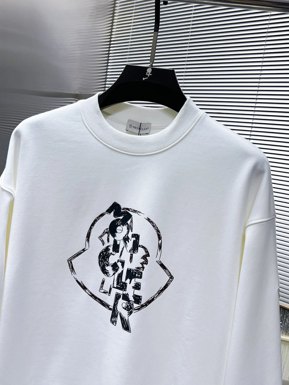 New long sleeved round neck sweatshirt