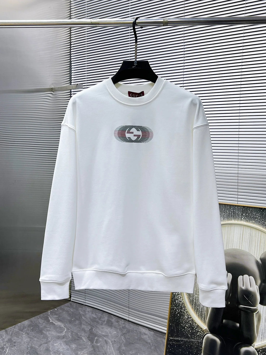 New long sleeved round neck sweatshirt