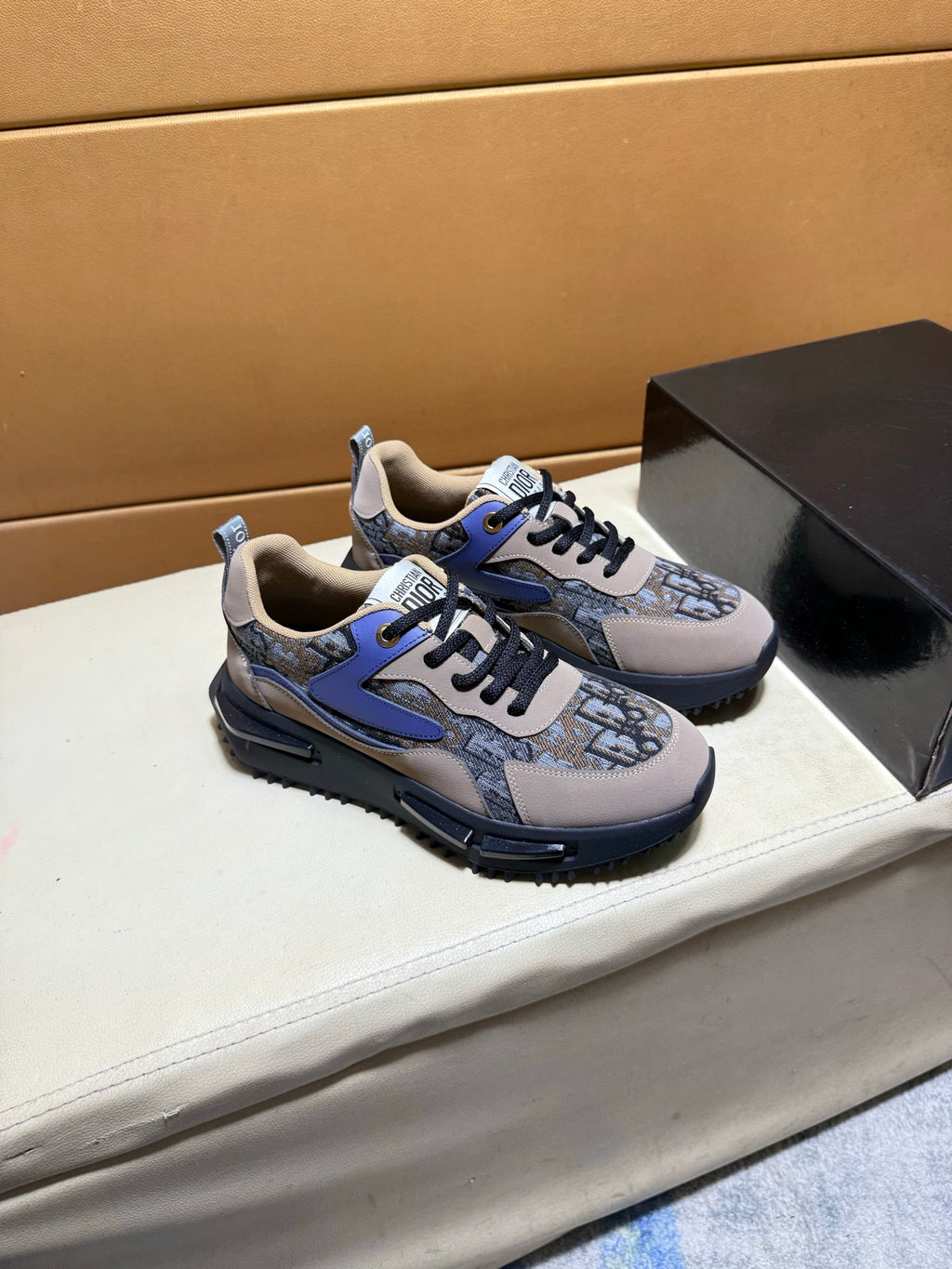Unique modern style sports shoes