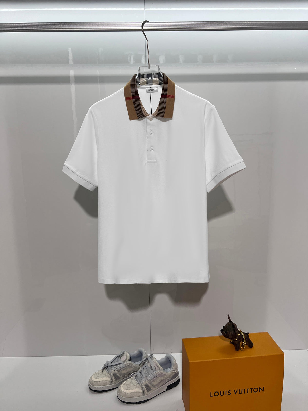 Minimally spliced contrasting plaid collar with letter polo shirt