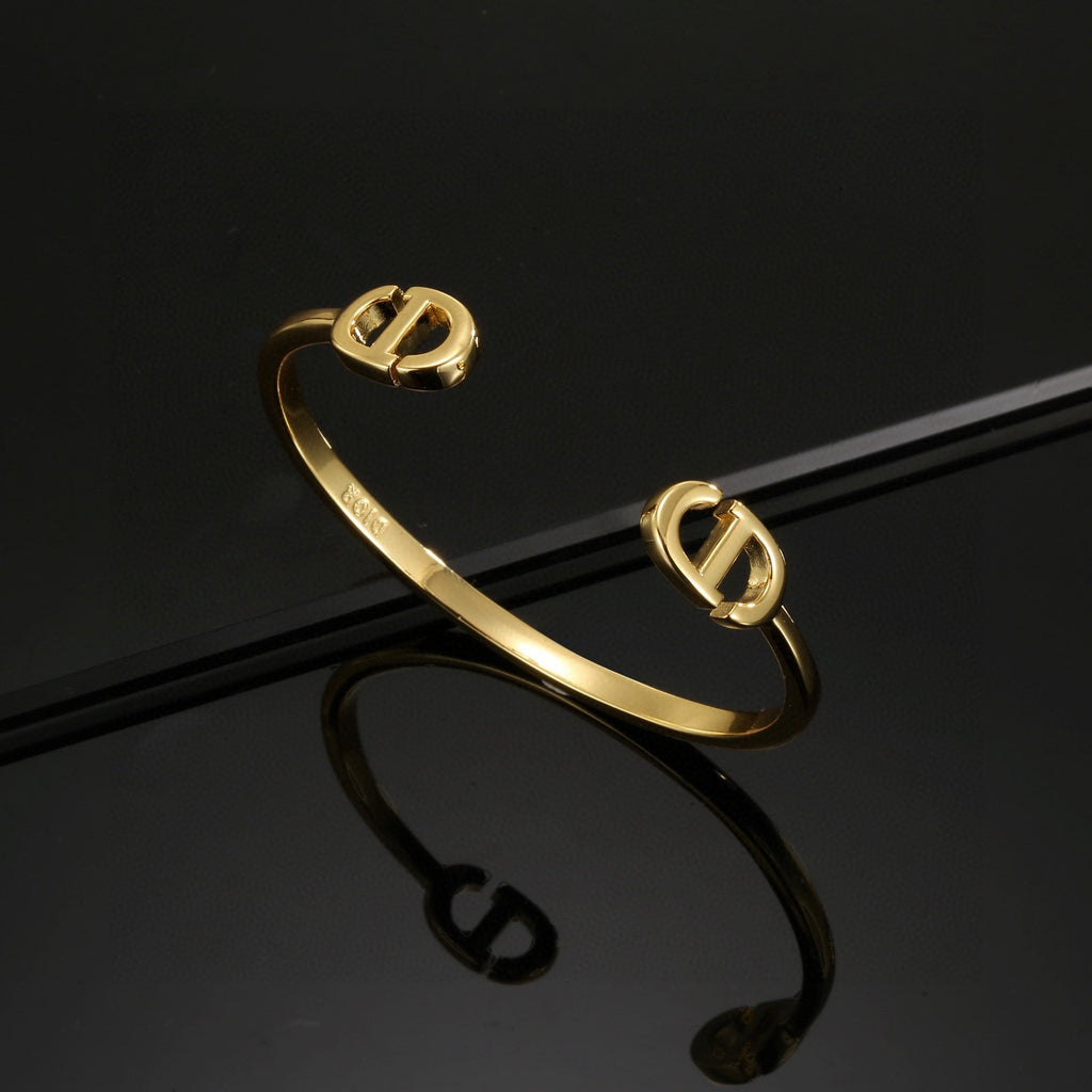 Beautiful mouth bracelet