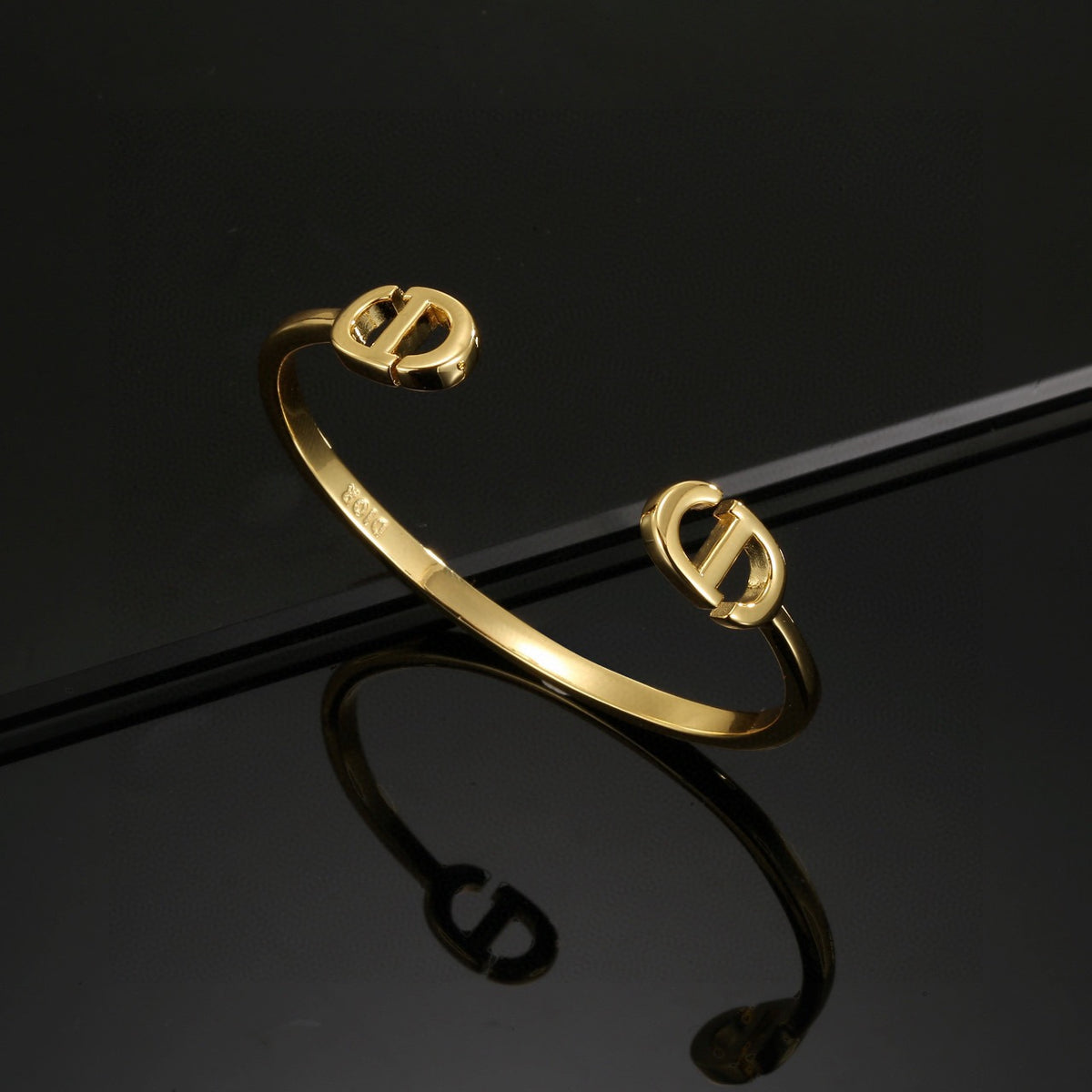 Beautiful mouth bracelet