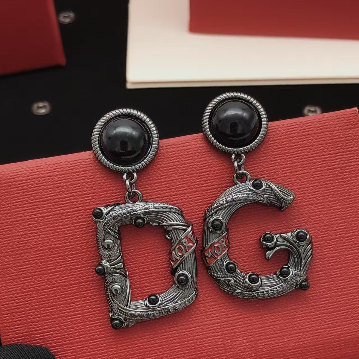 New retro black earrings
