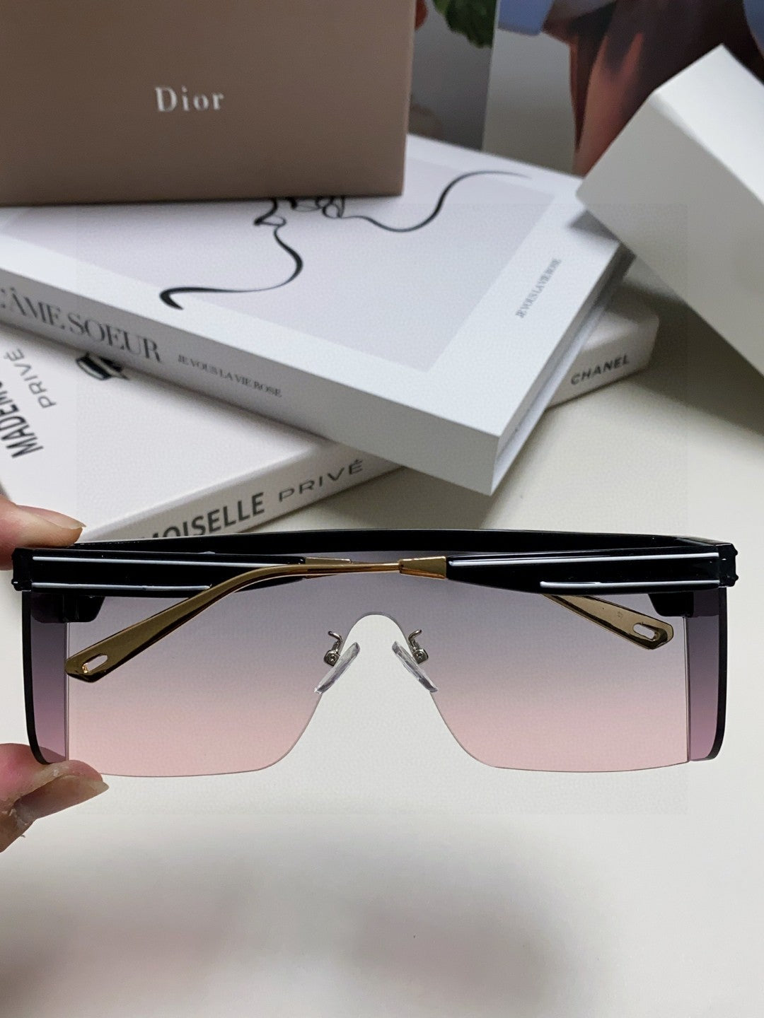 Large frame letter logo fashionable sunglasses