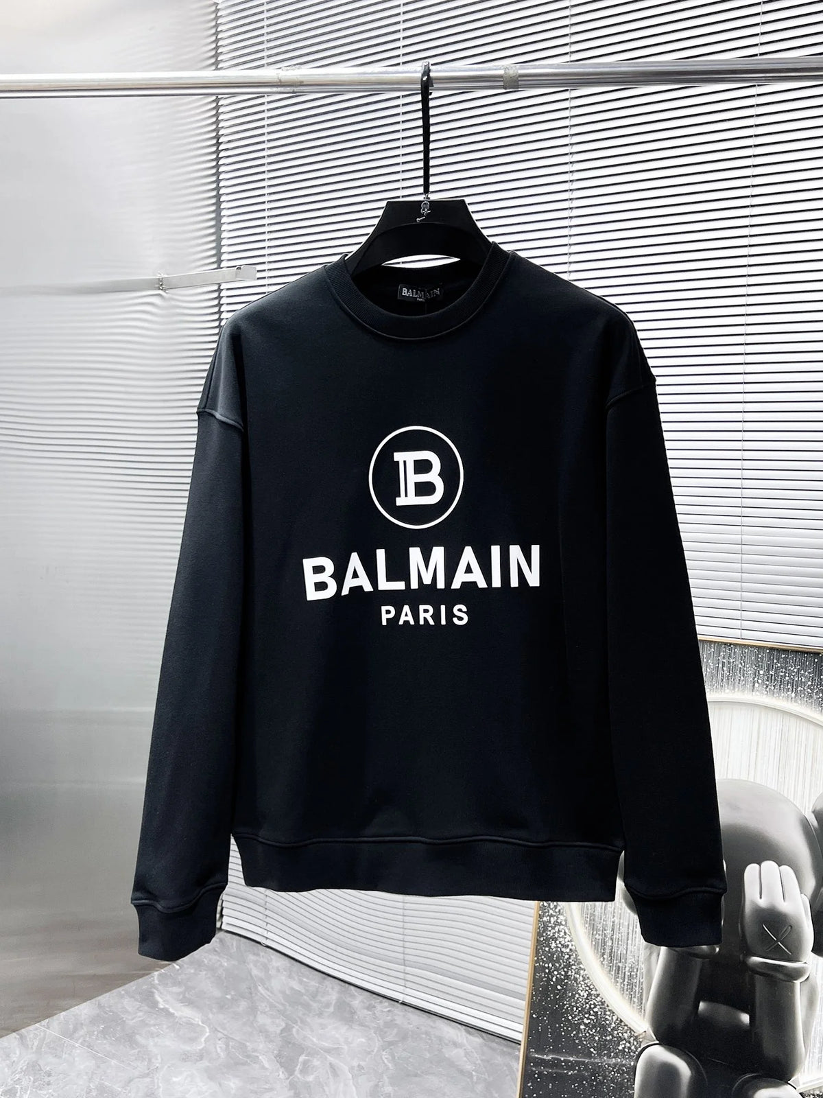 New long sleeved round neck sweatshirt