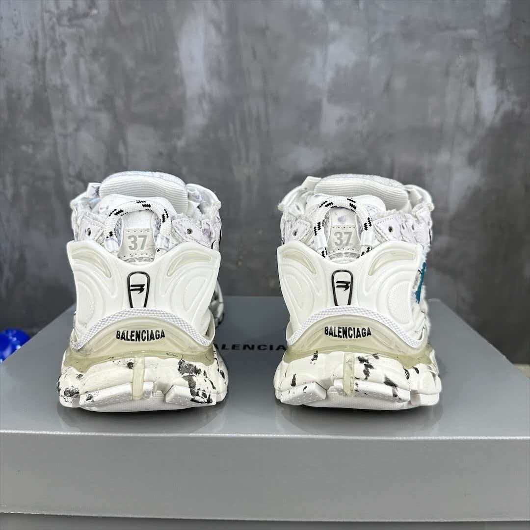 Wear and tear style sports shoes