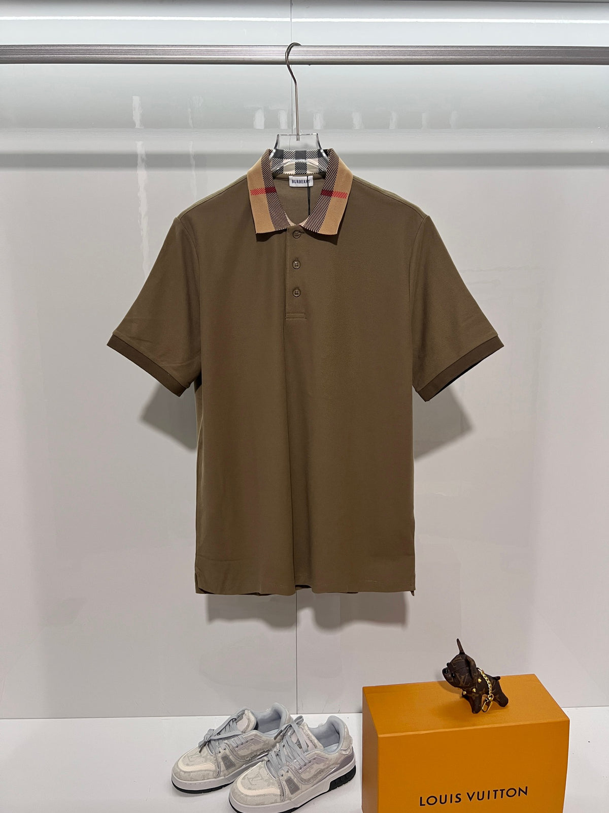 Minimally spliced contrasting plaid collar with letter polo shirt
