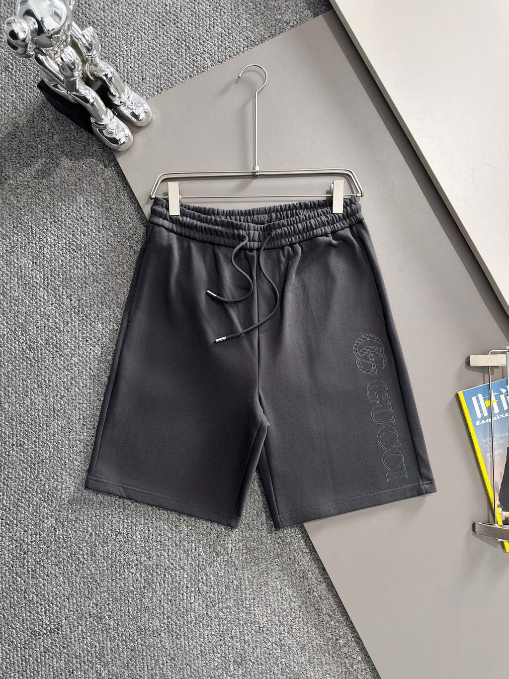 Front grain embroidered logo casual shorts