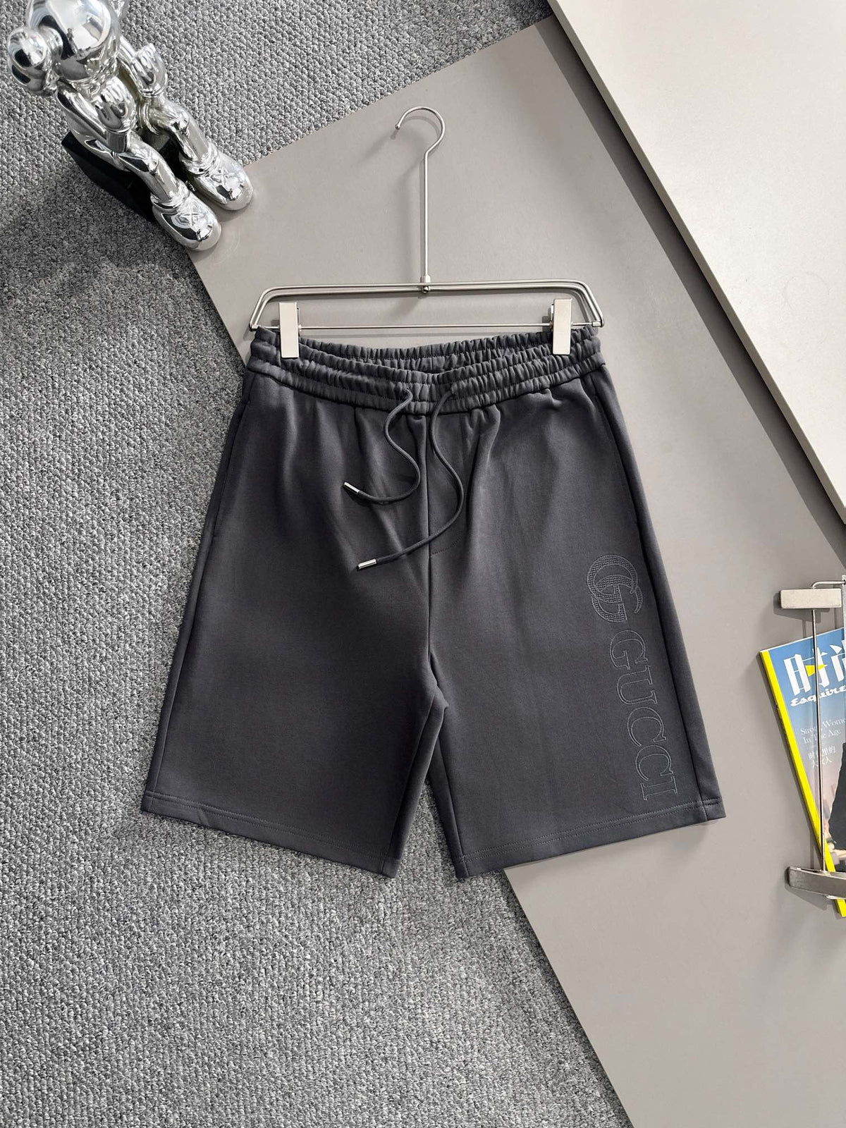 Front grain embroidered logo casual shorts