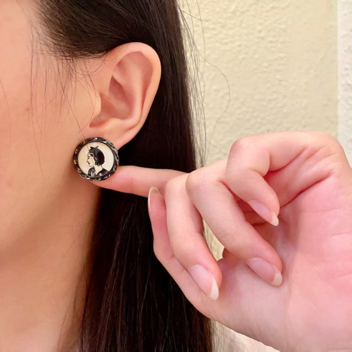 New round portrait earrings