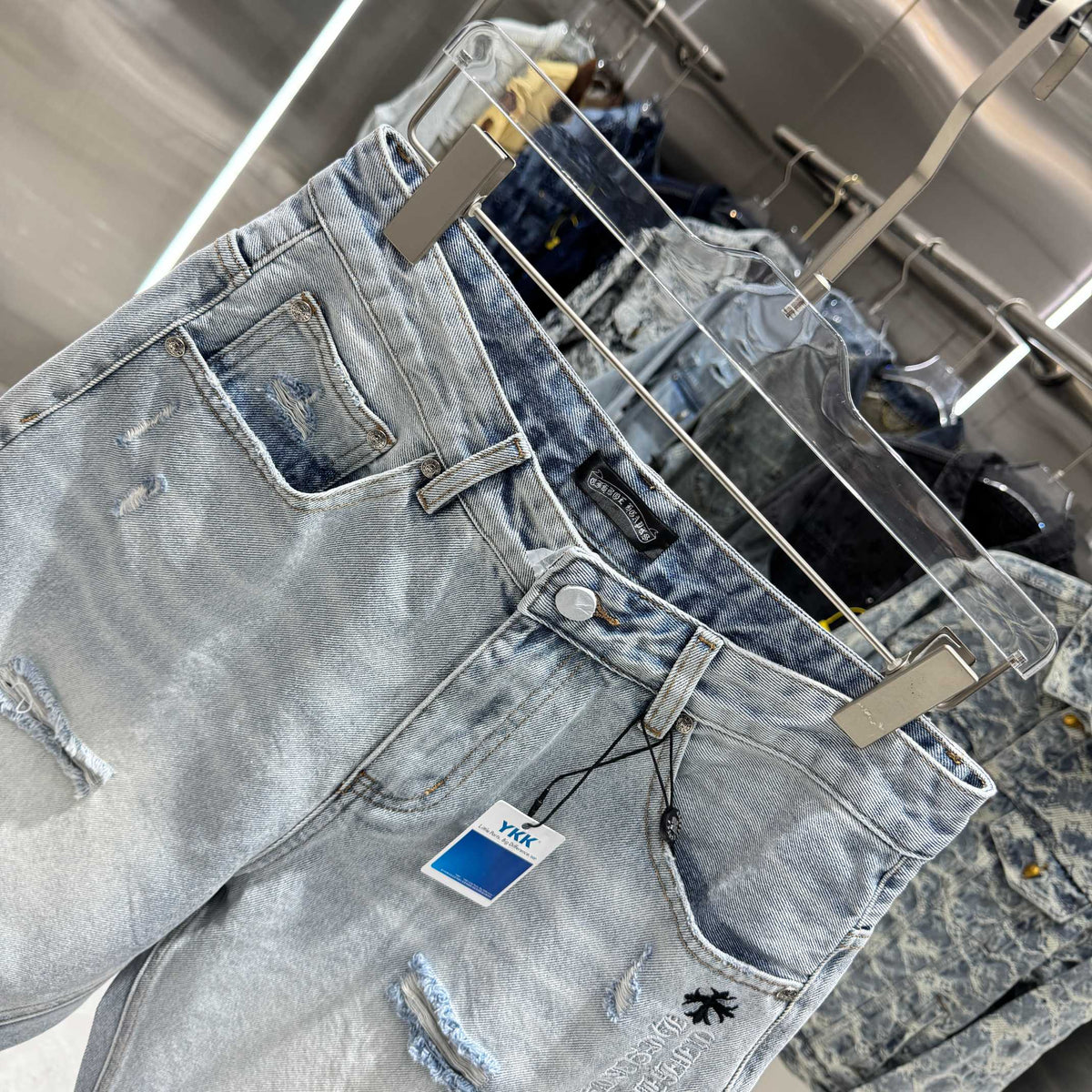 Spliced cross denim shorts