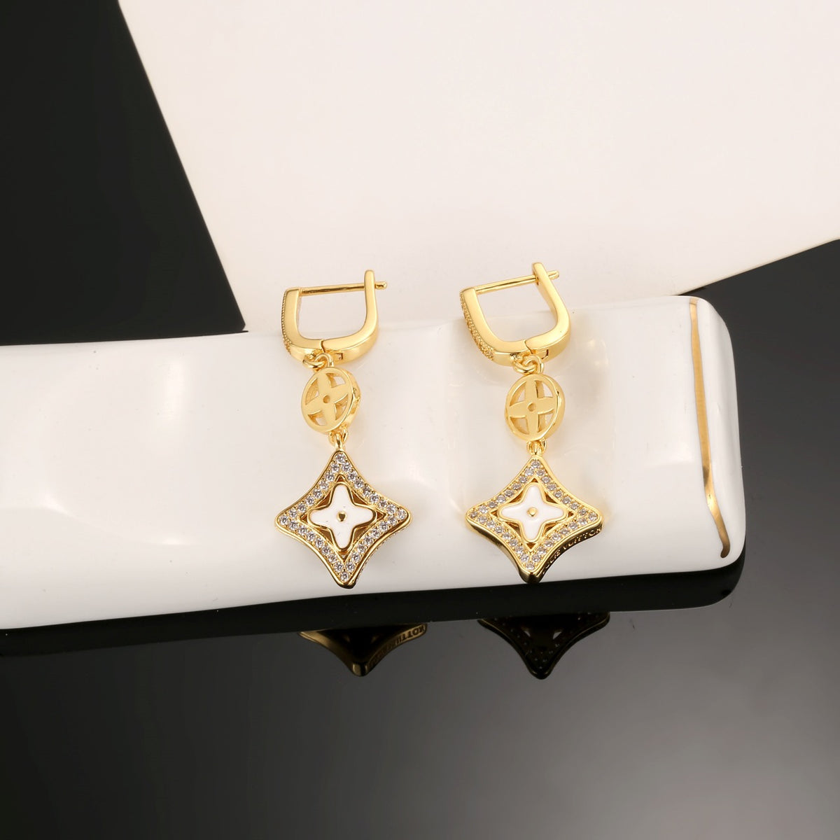 Golden clover earrings