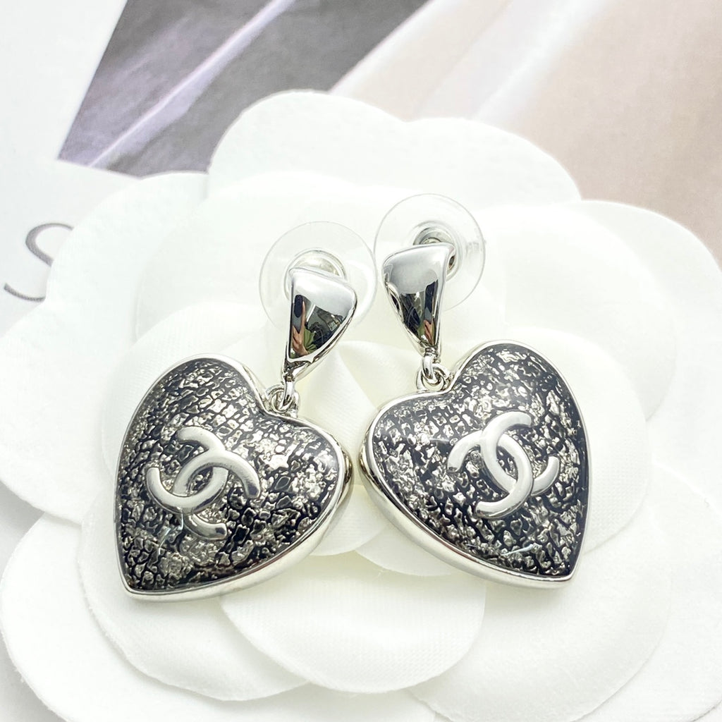 Black gold lace heart-shaped earrings