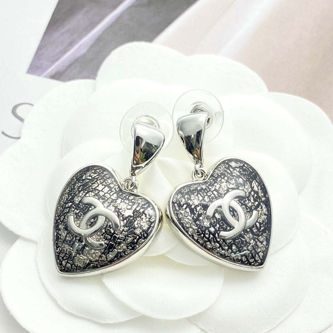 Black gold lace heart-shaped earrings