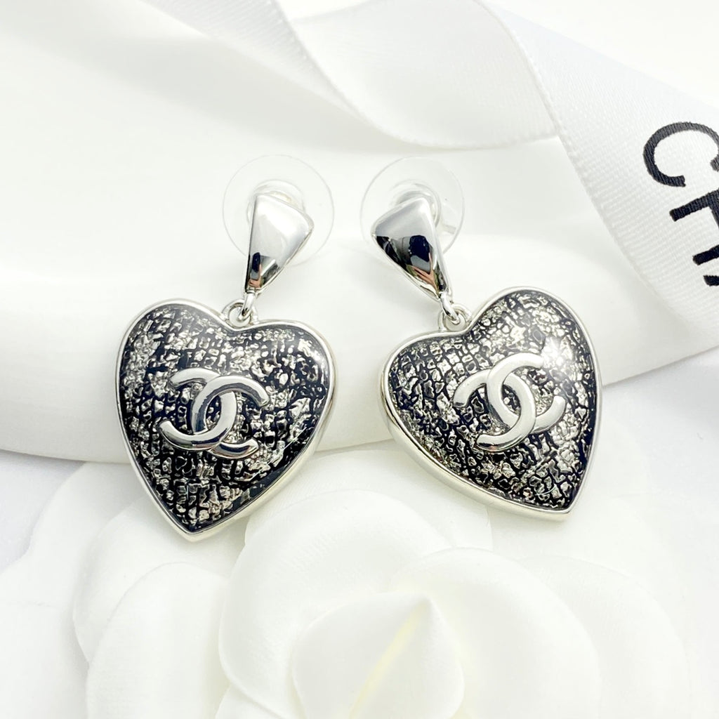 Black gold lace heart-shaped earrings