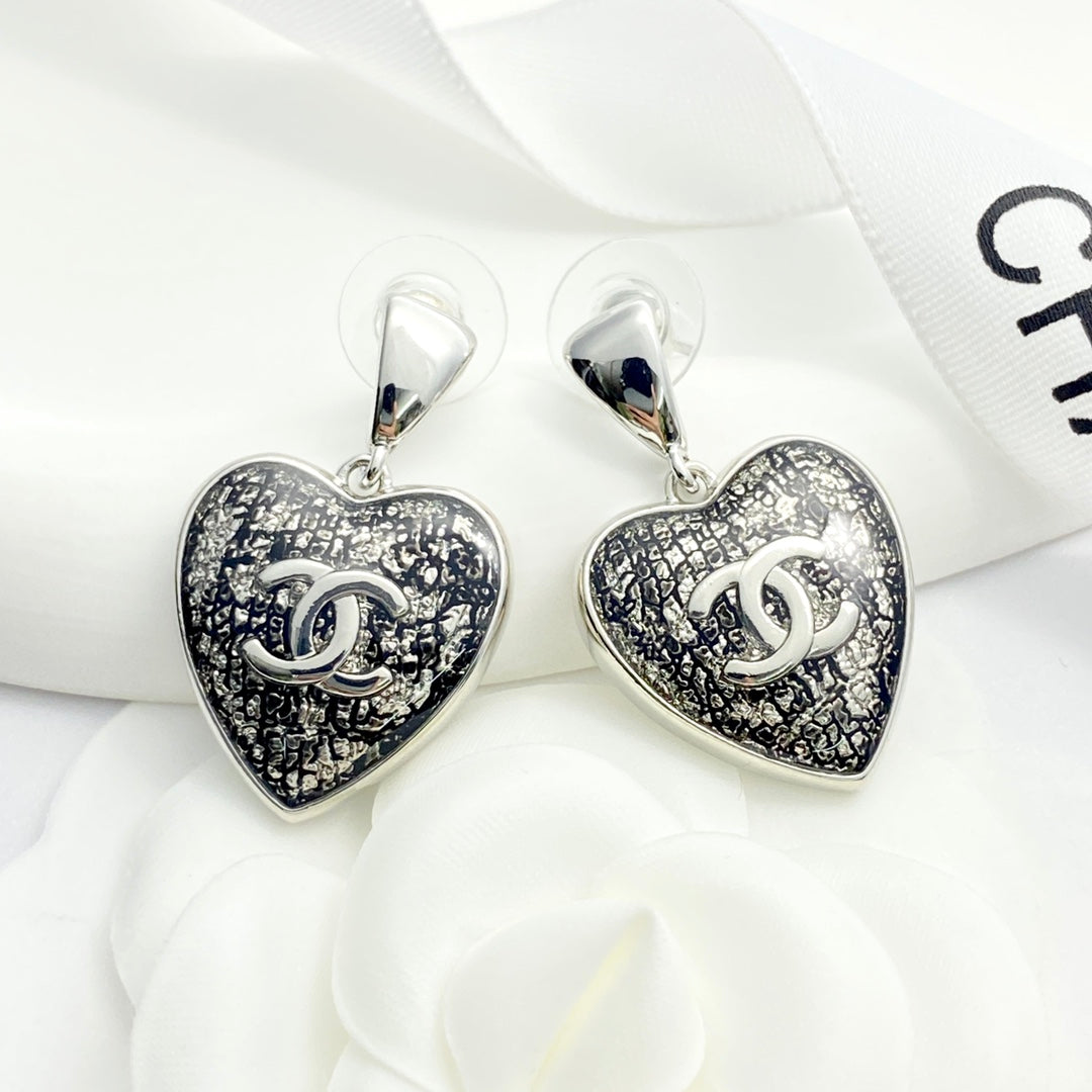 Black gold lace heart-shaped earrings