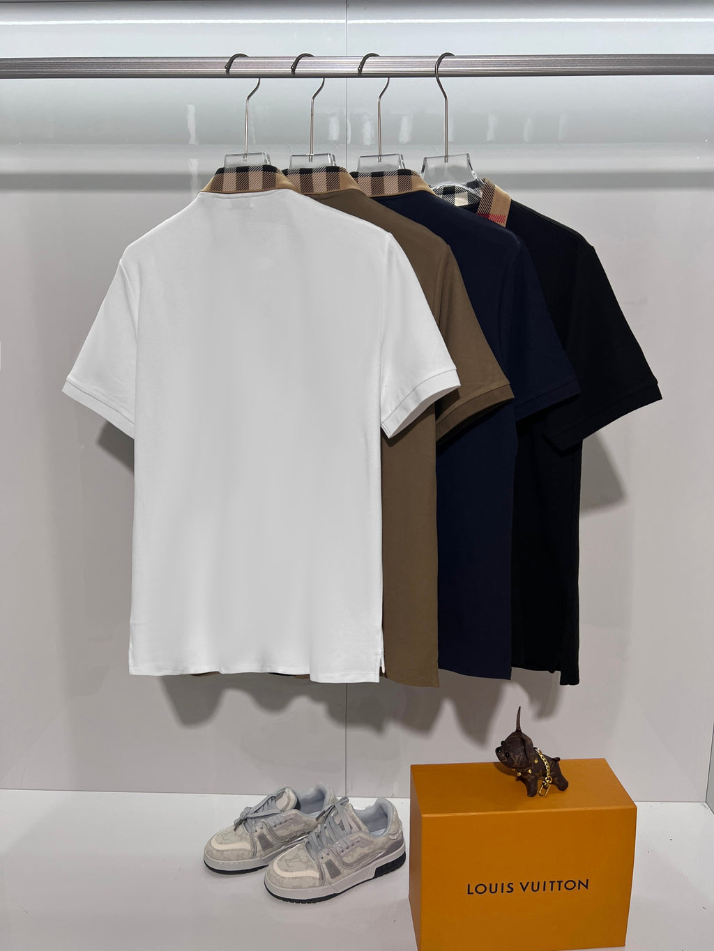 Minimally spliced contrasting plaid collar with letter polo shirt