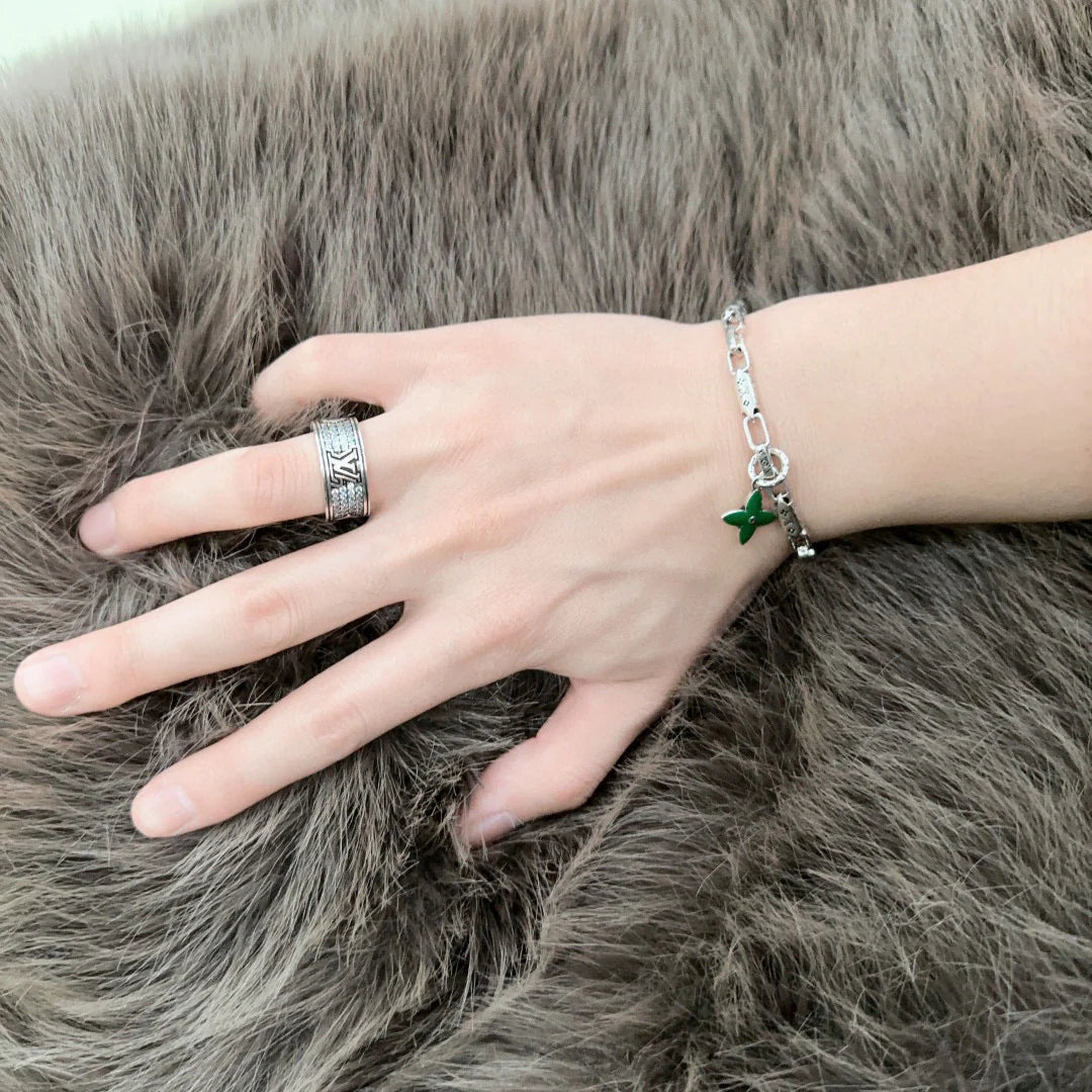 Retro and trendy fashion bracelet