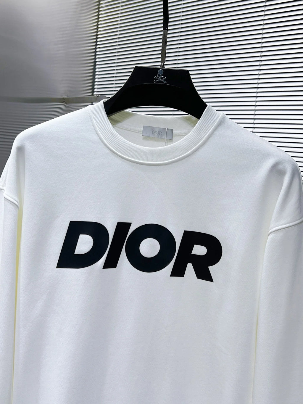 New long sleeved round neck sweatshirt
