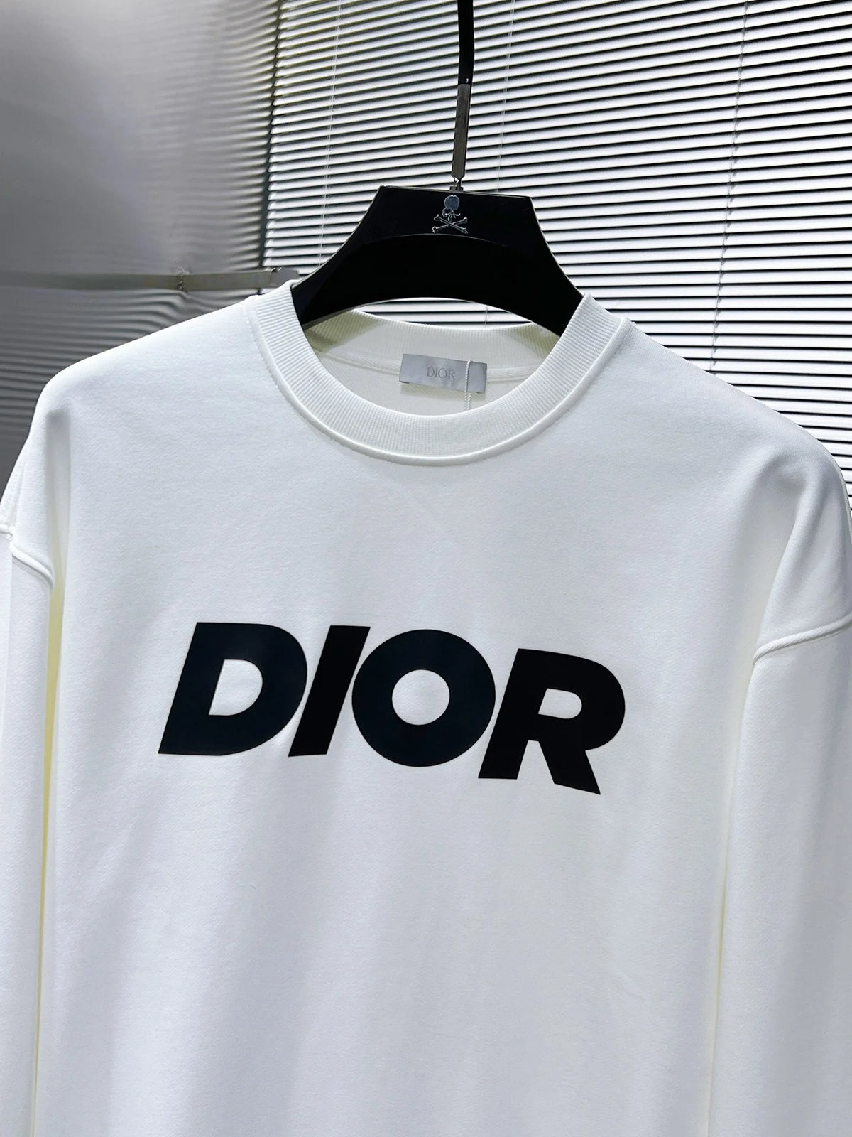 New long sleeved round neck sweatshirt