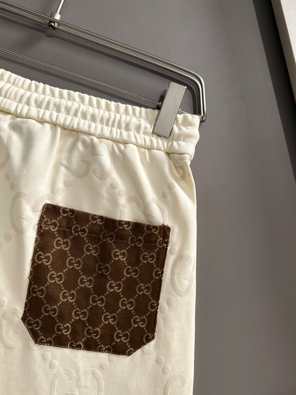 Plucked two letter logo casual shorts