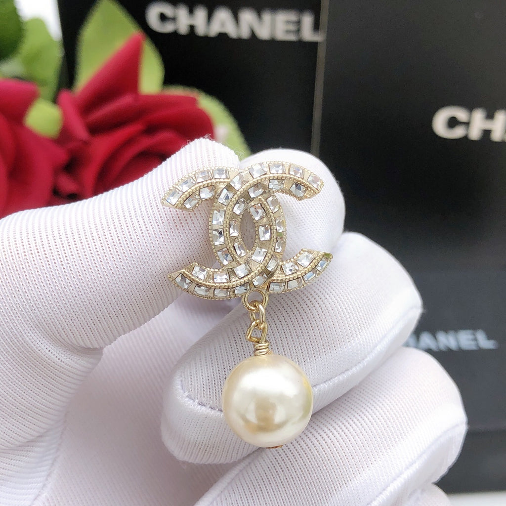 Hanging pearl earrings