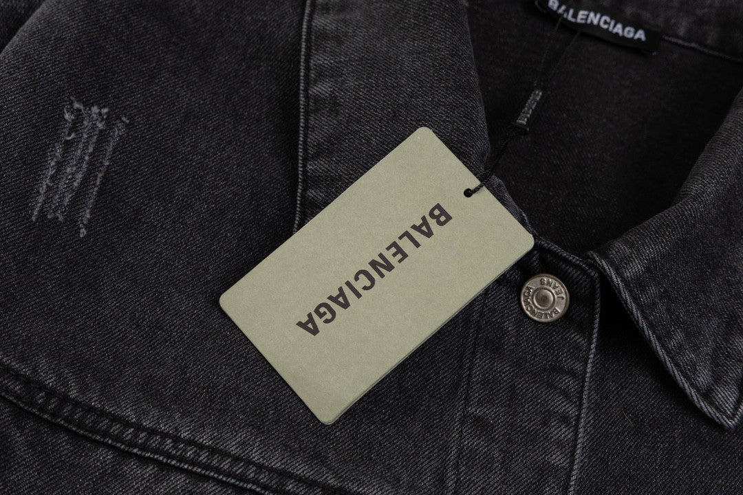 Heavy industry washing and grinding to make old denim jackets
