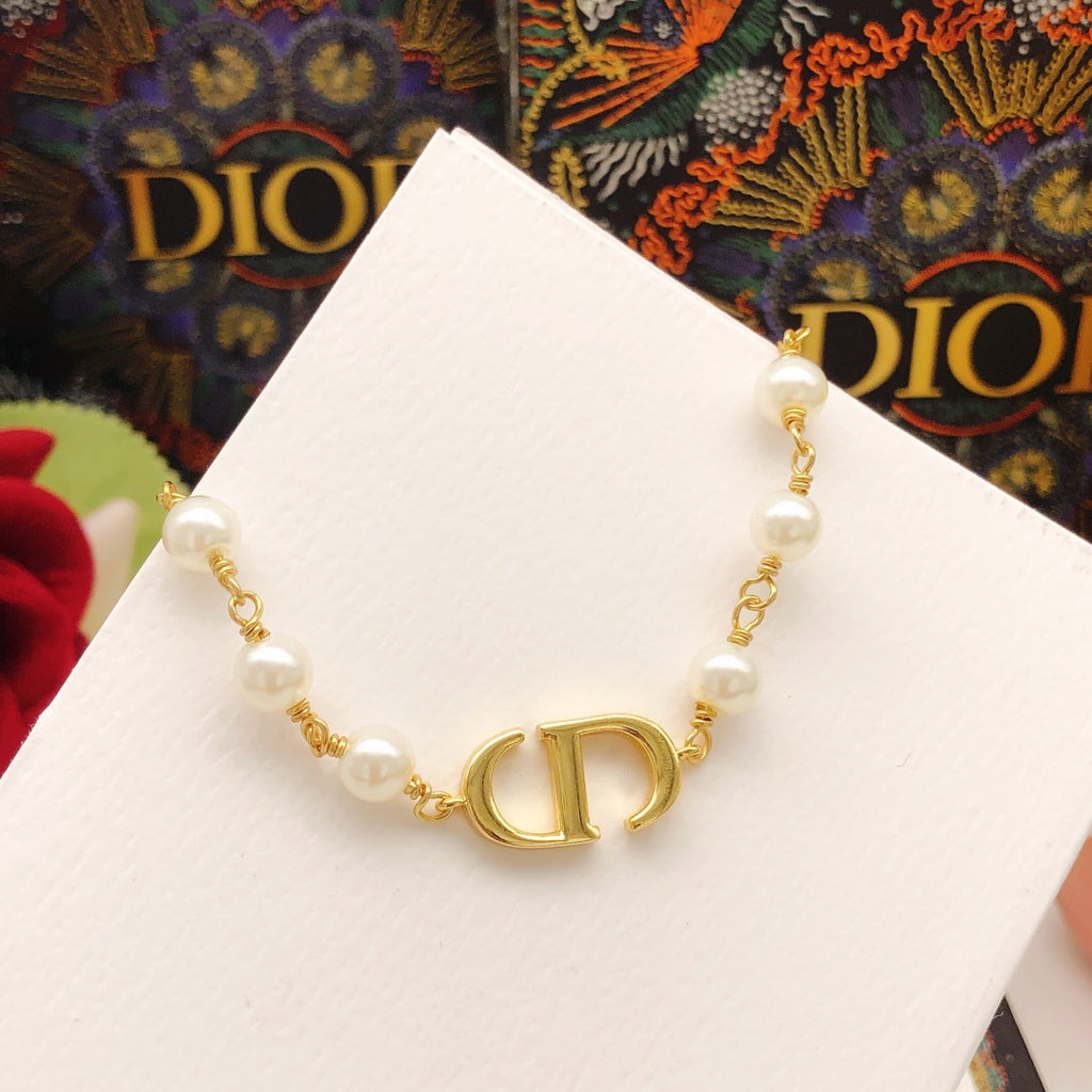 Pearl bracelet smooth surface
