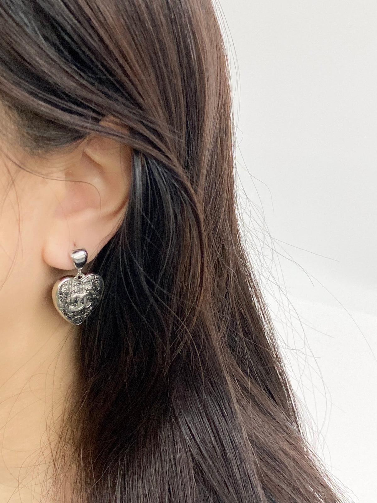 Black gold lace heart-shaped earrings