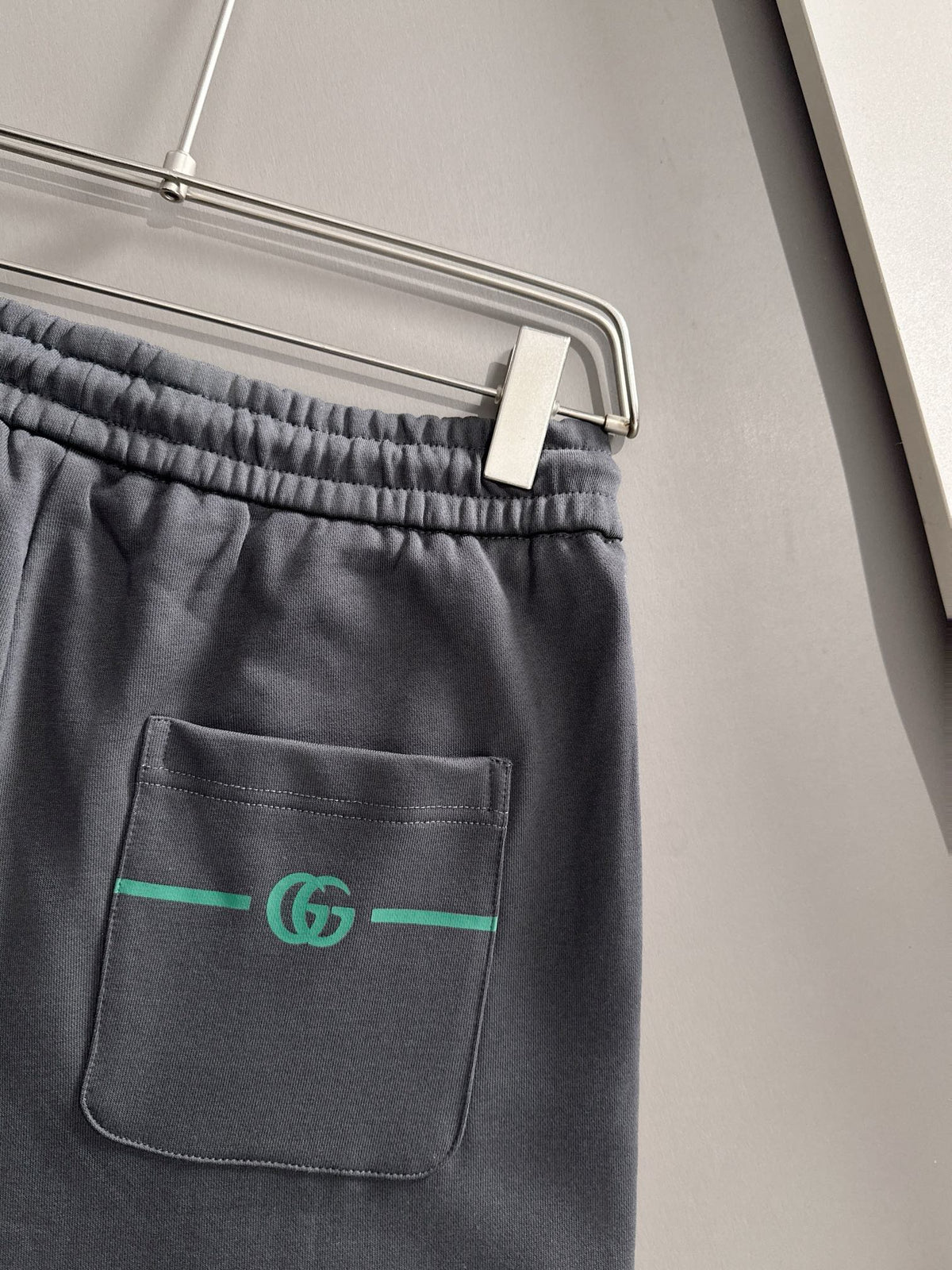 Front grain embroidered logo casual shorts