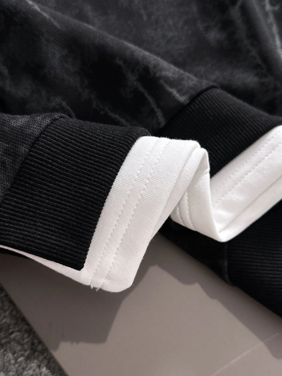 New round neck sweatshirt with long sleeves