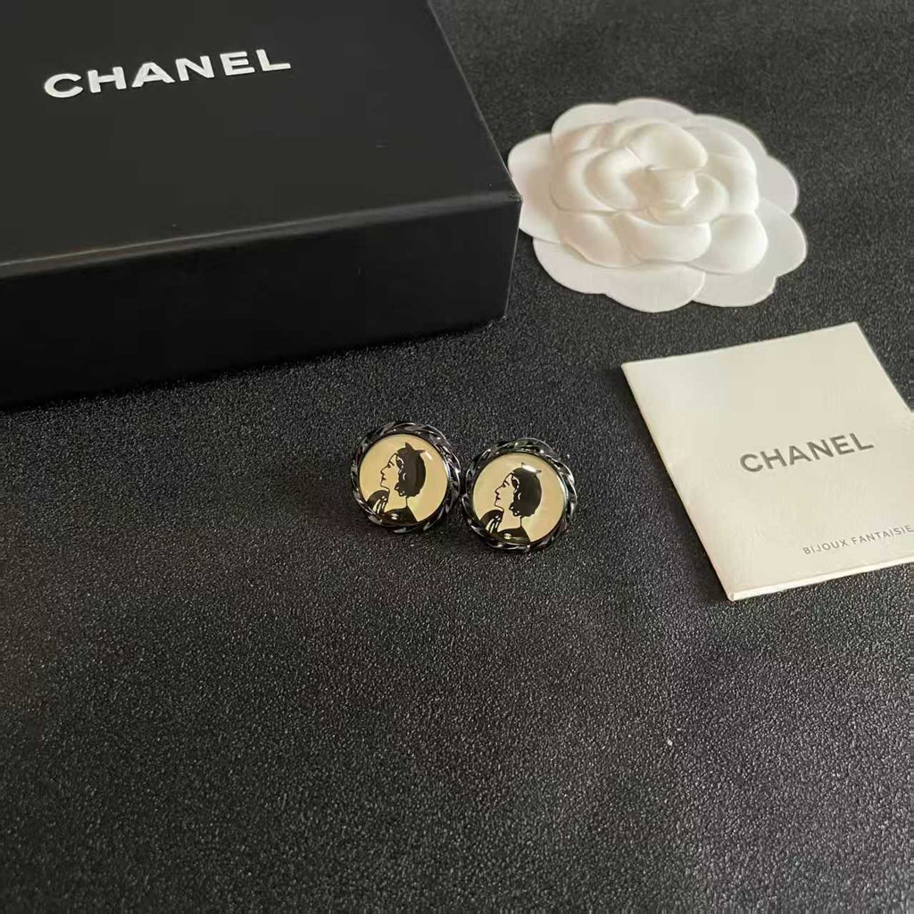 New round portrait earrings