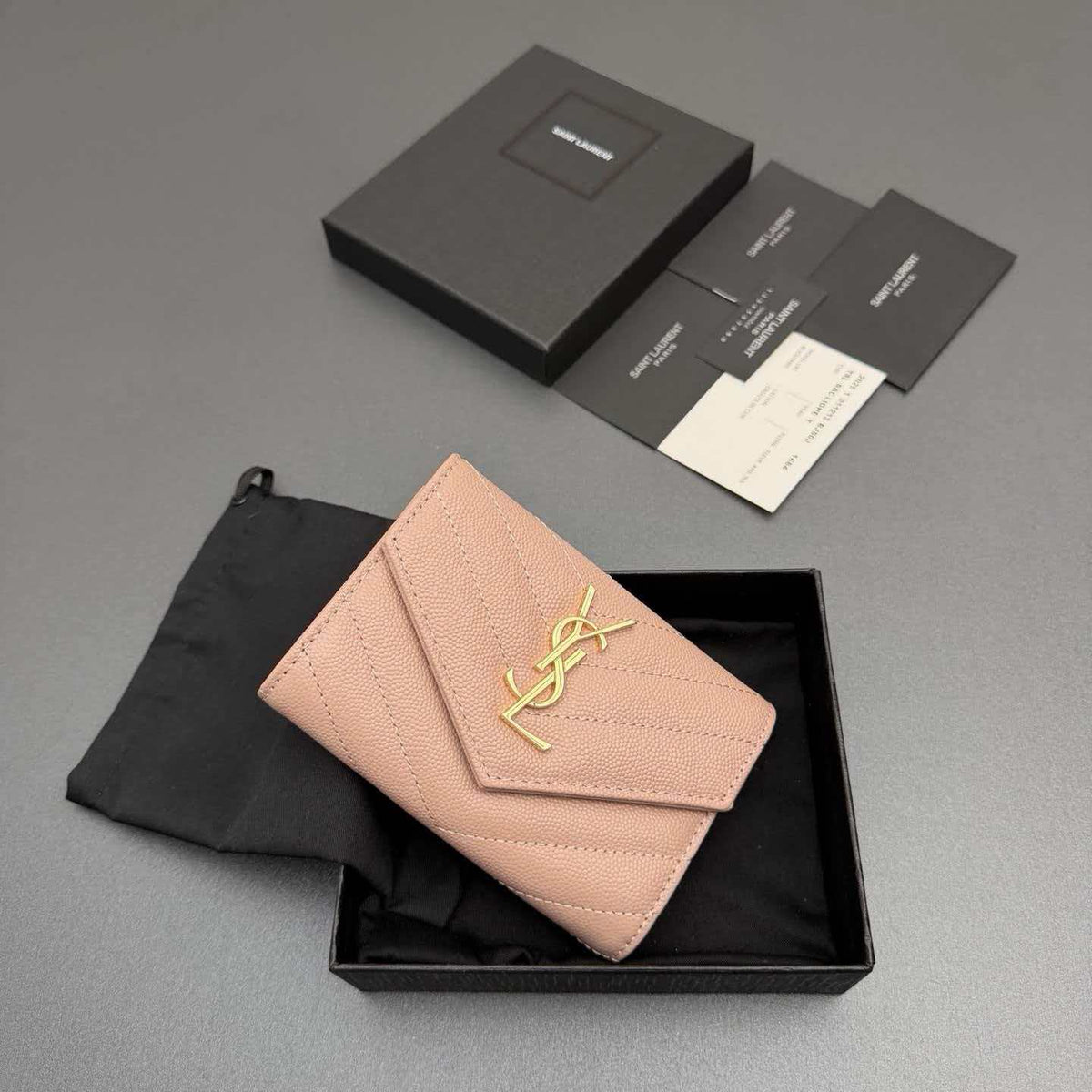 Short grain embossed leather envelope wallet \ nFlip wallet