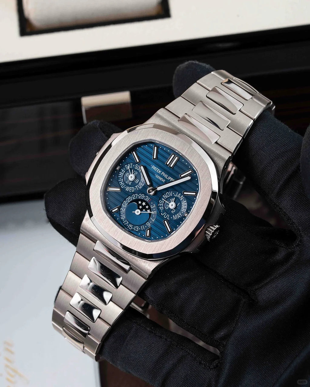 Nautilus 5740/1G Perpetual Calendar