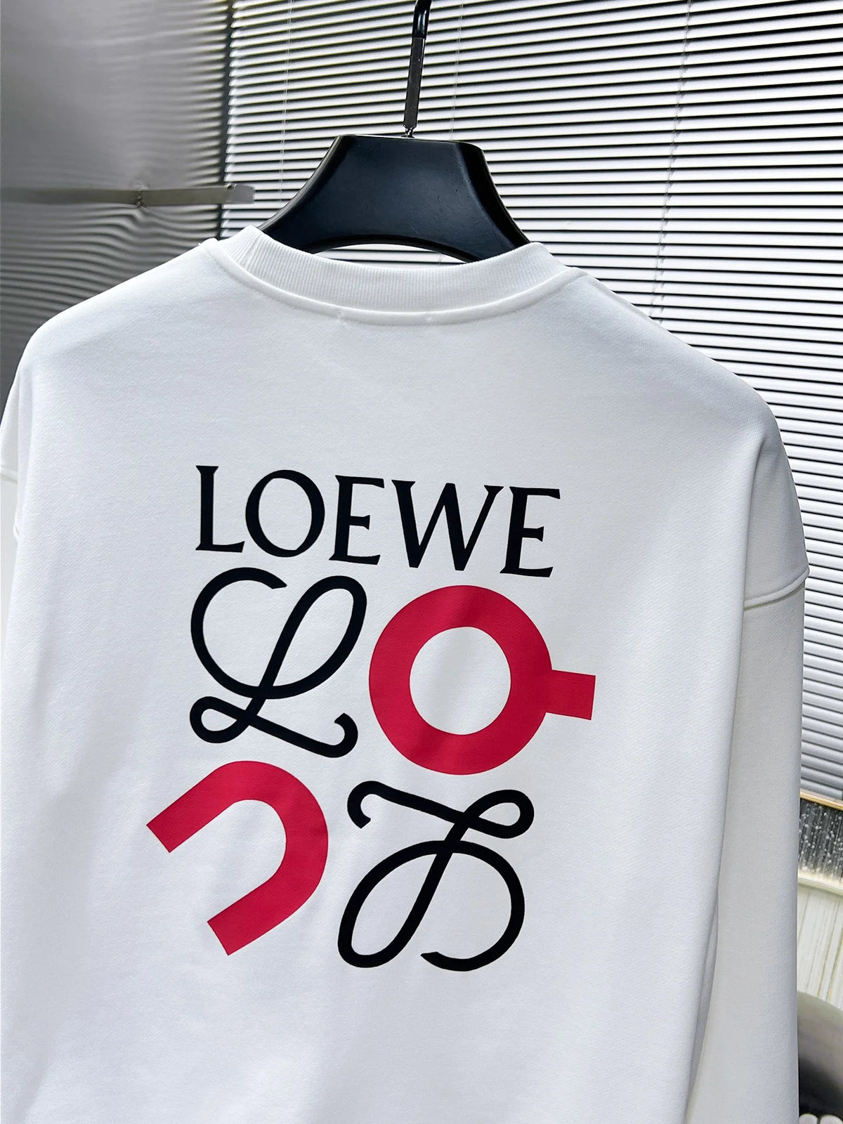 New long sleeved round neck sweatshirt