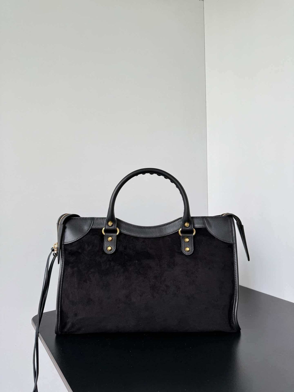 Classic and complex modern style handbag
