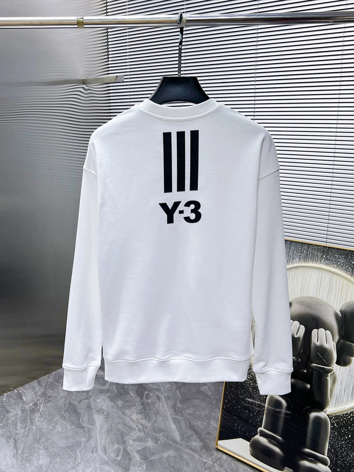 New long sleeved round neck sweatshirt