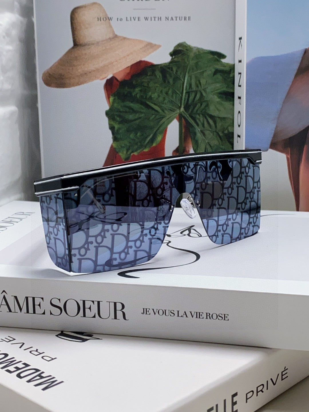 Large frame letter logo fashionable sunglasses
