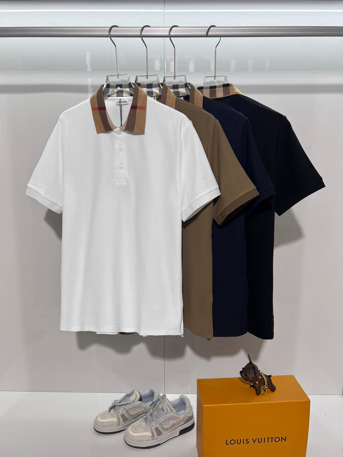 Minimally spliced contrasting plaid collar with letter polo shirt