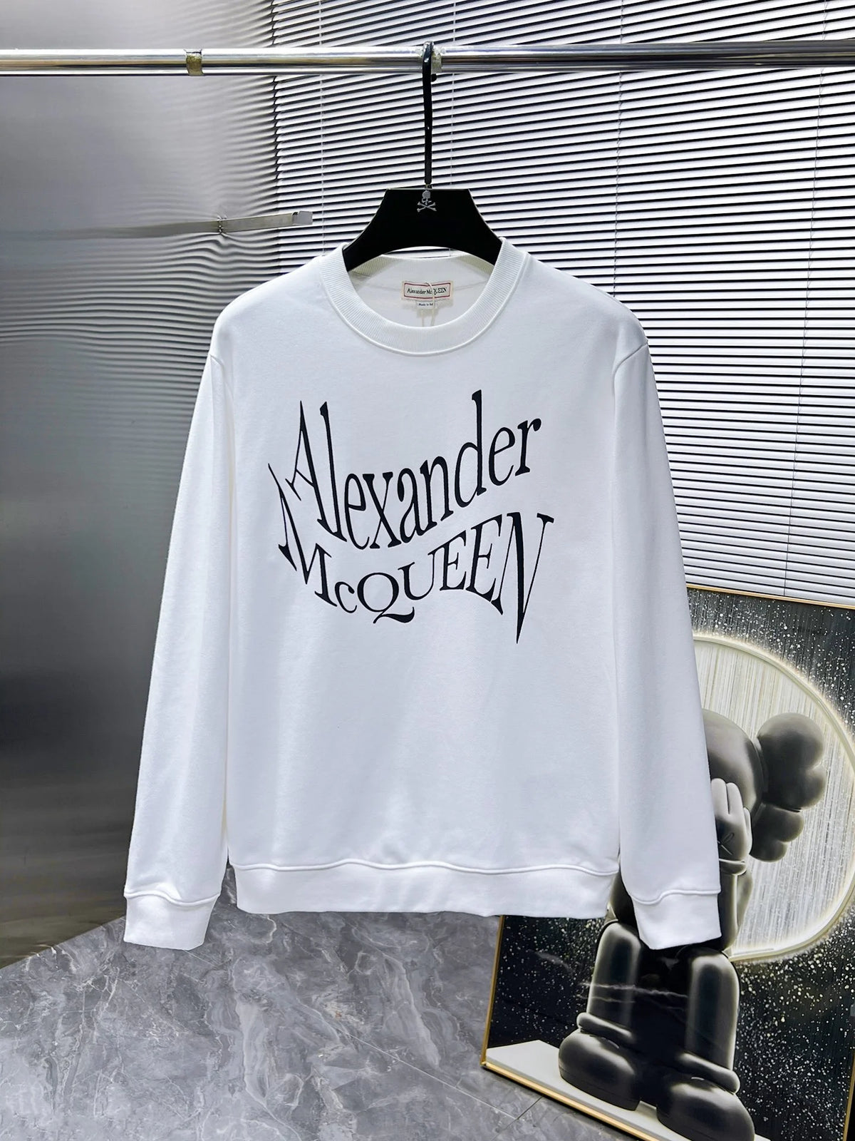New long sleeved round neck sweatshirt