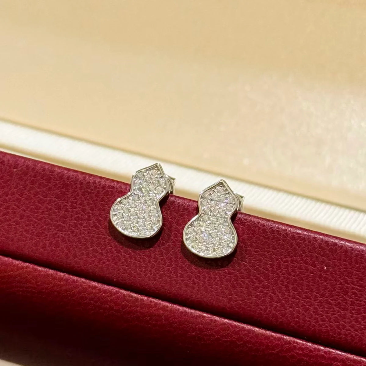 Small gourd full of diamond earrings