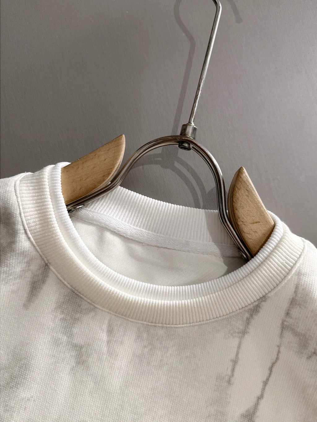 New round neck sweatshirt with long sleeves