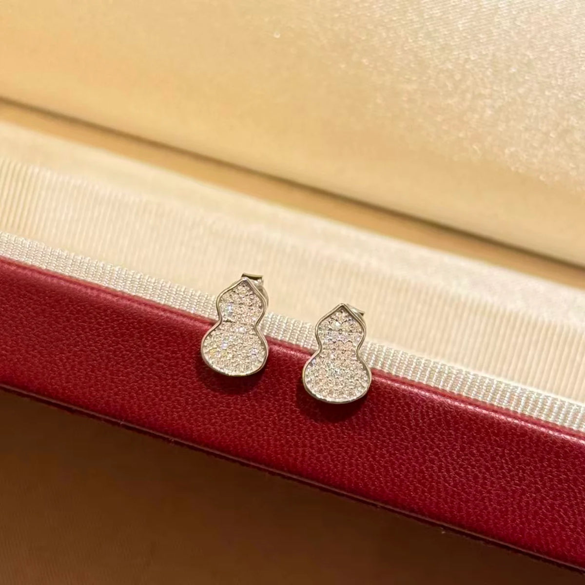 Small gourd full of diamond earrings