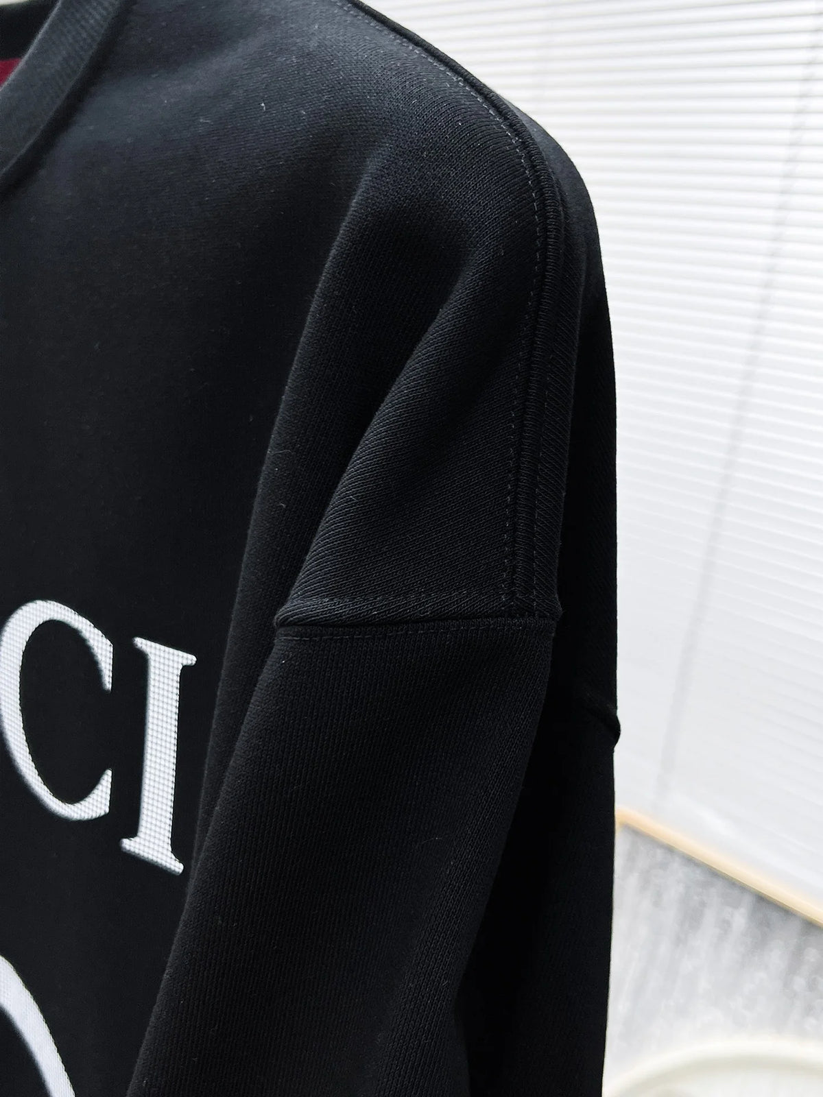 New long sleeved round neck sweatshirt