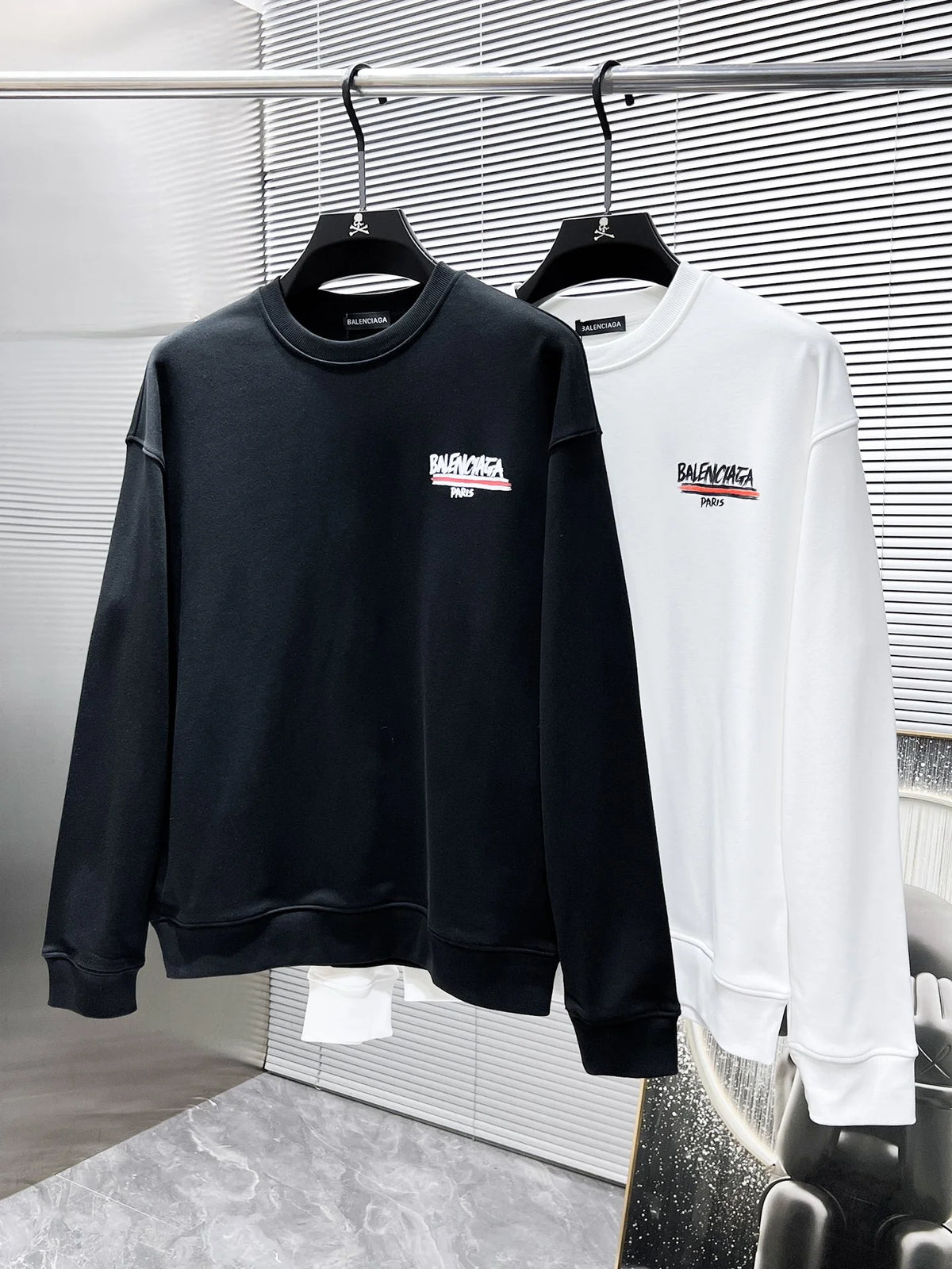 New long sleeved round neck sweatshirt