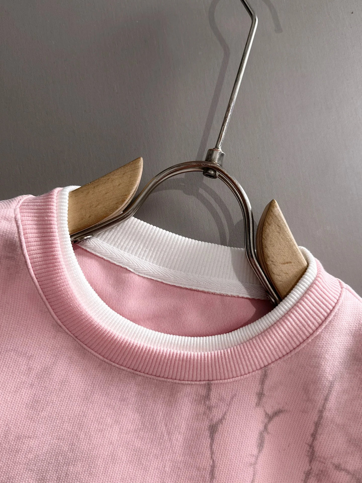 New round neck sweatshirt with long sleeves